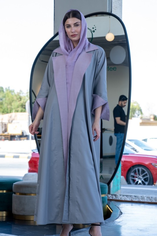 عباية وبدلة رسمية لون رصاصي